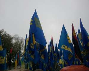 &quot;Свободовцы&quot; на Михайловской площади сожгли флаги коммунистов и Партии регионов