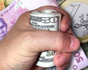 Украинцы начали массово забирать из банков гривны и менять на доллары