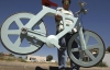 Винахідник зібрав паперовий велосипед, який працює не гірше за звичайний