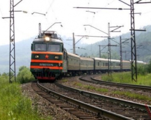 На Івано-Франківщині потяг переїхав чоловіка, який сидів на рейках
