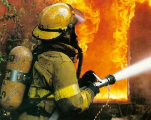 На Крещатике горел магазин, из дома эвакуировали восемь человек