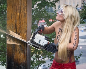 Янукович вспомнил о спилянном кресте и пообещал &quot;наказать Femen&quot;