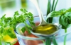 Заправка з оливкової олії та зелені зберігає аромат і всі корисні речовини
