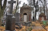 На Волині малолітні вандали потрощили могили на кладовищі