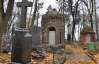 На Волині малолітні вандали потрощили могили на кладовищі