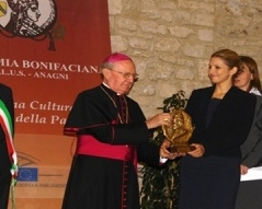 Тимошенко присудили премию &quot;Бонифаций VIIІ&quot;, которую вручили ее дочери