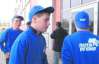 15-летние школьники надели бейсболки и свитера с надписью "Партия регионов 2012"