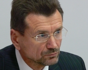"Дополнительные средства украинцы вкладывают в валюту. Так как нет доверия к нынешней власти"