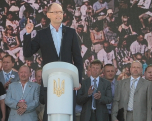 Яценюк пропонує українцям показати Партії регіонів, хто в домі хазяїн
