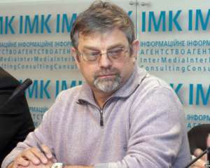 Алексею Азарову придется голосовать за отставку отца - эксперт