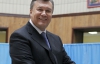 Янукович зробив вибір: посміхався та показував великий палець
