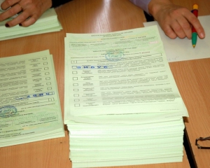 На Полтавщині стос чистих бюлетенів довезли у день виборів
