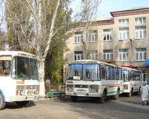 У Донецьку під дільниці підвозять людей і розповідають їм, як правильно голосувати за ПР