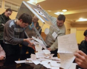 На избирательных округах Киева выявили уже подписанные итоговые протоколы