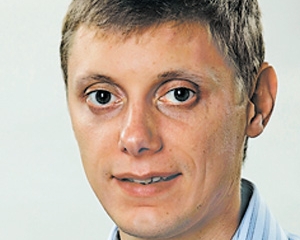 Син губернатора Чернівеччини впевнено перемагає "ударівця"