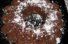 В шоколадный кекс добавляют орехи и кокосовую стружку