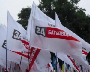 У Києві на округах перемагають 8 мажоритарників від "Батьківщини"
