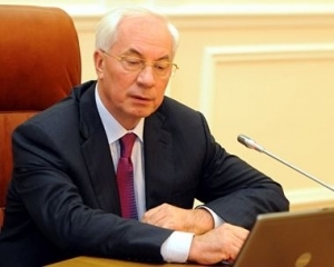 Азаров каже, що члени виборчих комісій працювали під тиском неадекватних кандидатів