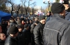 На Черкащині молодики спортивної статури намагаються прорватись до ОВК