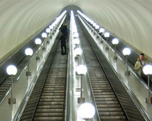 На одній із станцій київського метро ескалатор скалічив жінку
