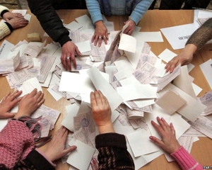 На окрузі Левченка-Пилипишина рахувати голоси можуть ще дві доби