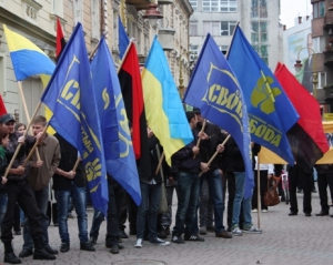 "Перемога буде за нами" — під ОВК мітингують прихильники "Свободи"
