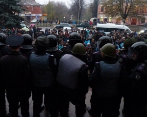 Участник драки с "Беркутом" в Первомайске живой, но в больнице со сломанной рукой