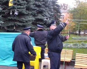 Міліція в Первомайську демонтує намети мітингувальників під ОВК №132