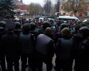 У Первомайську мерію відгородили парканом - люди протестують поряд