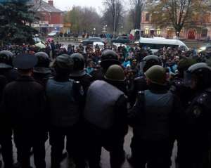 В Первомайске мэрию оградили забором - люди протестуют рядом