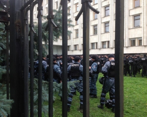 Під ЦВК почалися сутички між мітингувальниками та міліцією