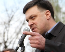 Тягнибок празднует свой день рождения на площади возле ЦИК