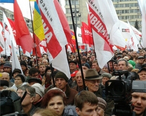 Митинг возле ЦИК не расходится - люди стоят под дождем