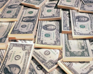 Очікування девальвації: Українці за місяць купили в банків $3,3 мільярда