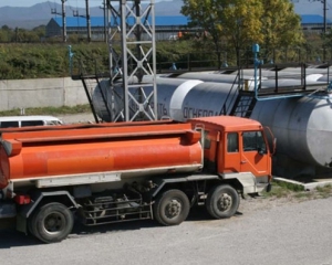 Імпортний бензин знову застряг на митниці. Південь України може залишитись без палива