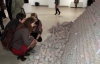 "Думаєте туалетний папір, а насправді піраміда з грошей" - куратор про виставку митців 