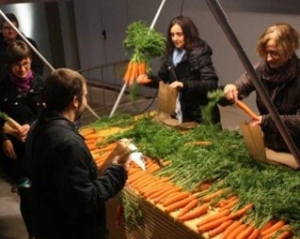 В испанском театре вместо билетов продают морковь