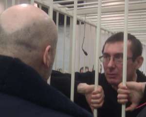 Суд объявил перерыв в деле Луценко, чтобы экс-министр пообщался с адвокатами