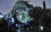 Французский художник проектирует на деревья в парке огромные инсталляции чудовищ