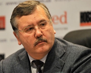 Гриценко: "Природа власти - быстро скупить всю страну, поэтому от продажи земли они не откажутся"