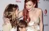 Линдси Лохан в откровенном декольте обнимала детей на премьере фильма