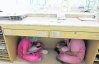 Медсестры прячут младенцев во время землетрясения