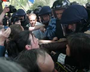 На Майдане митингующие подрались с милицией