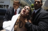 Femen, пообещав спилить статую Христа-Спасителя, разделись перед гостиницей