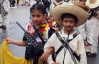 На День революции маленькие мексиканцы играются в революционеров