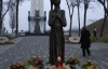 Янукович за 5 мин. возложил цветы к памятнику Голодомора, не спустившись в музей