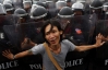 В центре Бангкока протестующие забросали полицию бутылками: 11 раненых, 100 арестованных