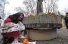 Тысячи людей пришли к Мемориалу почтить замученных голодом украинцев