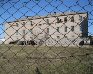 В Мариуполе впервые показали арестный дом