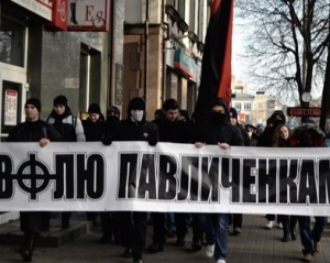 Несколько тысяч футбольных фанатов идут к Лукьяновскому СИЗО с требованием освободить Павличенко